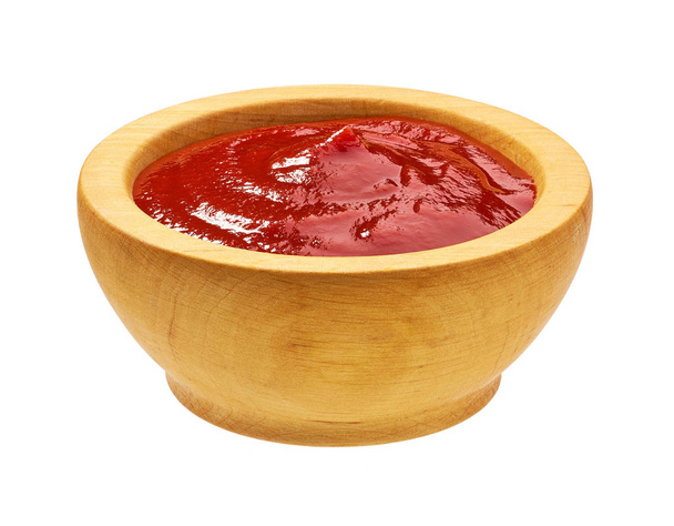 Bol en bois avec sauce tomate isolé sur fond blanc
 - Photo, image