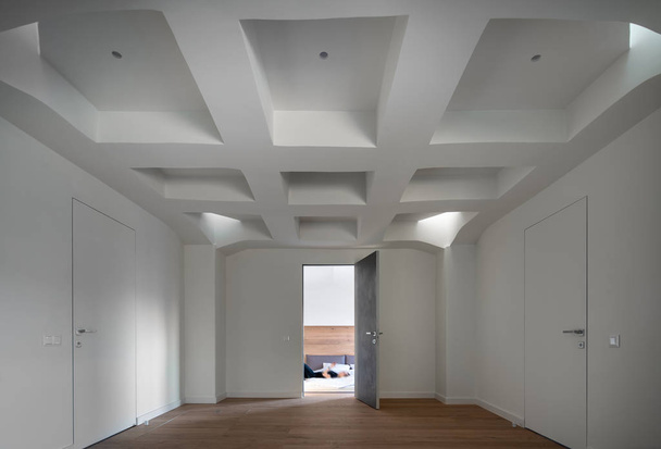 Stylish interior in modern style with design white false ceiling - Foto, Imagen