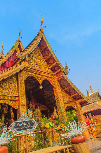 Hermoso fondo dorado modelado en el extremo de la iglesia budista a dos aguas. Fondo de patrón dorado tailandés hecho a mano en el gable en el templo budista con estilo Lanna en Wat Srisuphan, Chiang Mai
. - Foto, Imagen