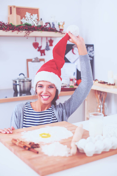 Woman making christmas cookies in the kitchen - Foto, Bild