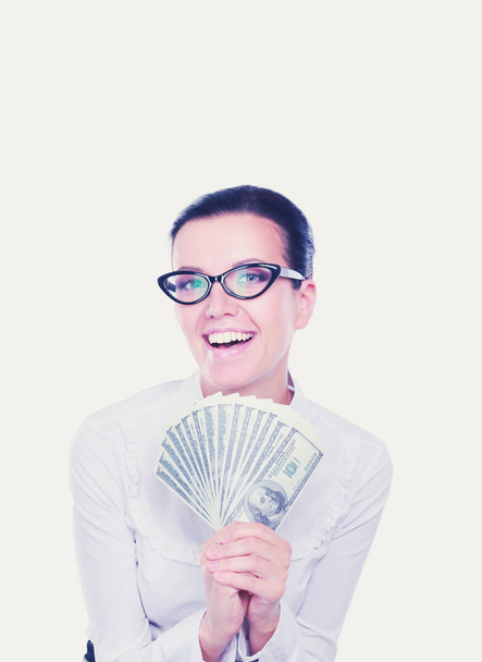 Joven mujer de negocios sosteniendo dinero de pie sobre fondo blanco
 - Foto, imagen