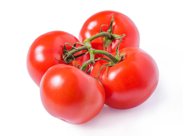 Pomodori rossi maturi su ramo isolato su sfondo bianco
 - Foto, immagini
