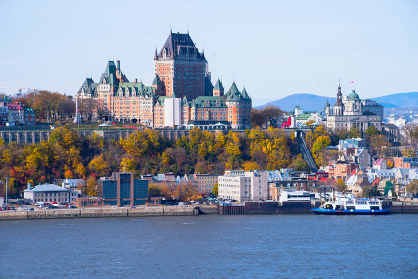 Quebec stad in de herfst van Levis met Chateau gecentreerd - Foto, afbeelding