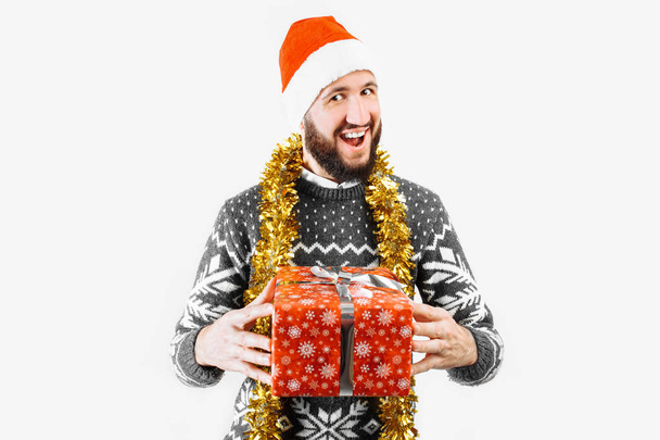 Un hombre con un regalo de Navidad en sus manos
 - Foto, Imagen