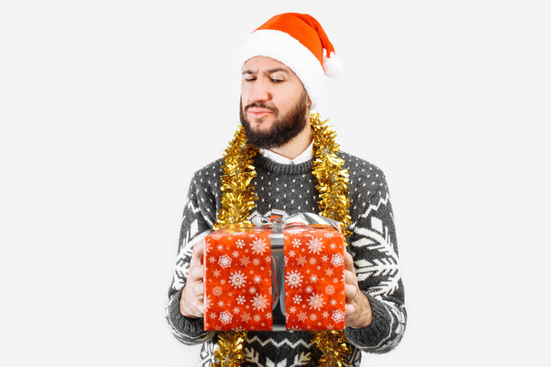 A man with a Christmas gift in his hands - Foto, immagini