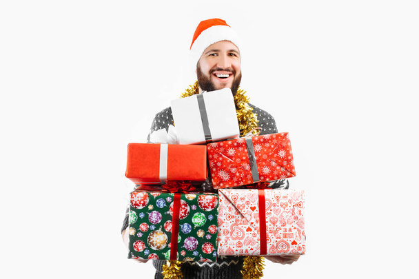 Un uomo con un regalo di Natale in mano
 - Foto, immagini
