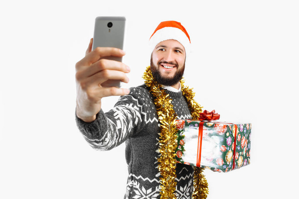 a man takes a picture with a Christmas gift - Foto, immagini