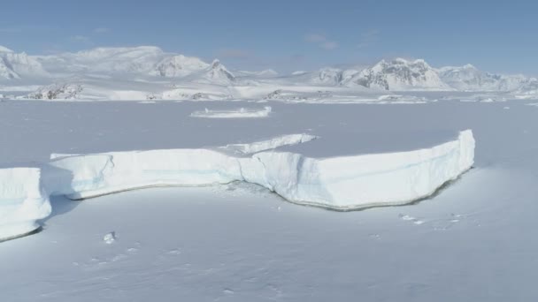 Widok z lotu ptaka arktyczny polarny Ocean mrożone - Materiał filmowy, wideo