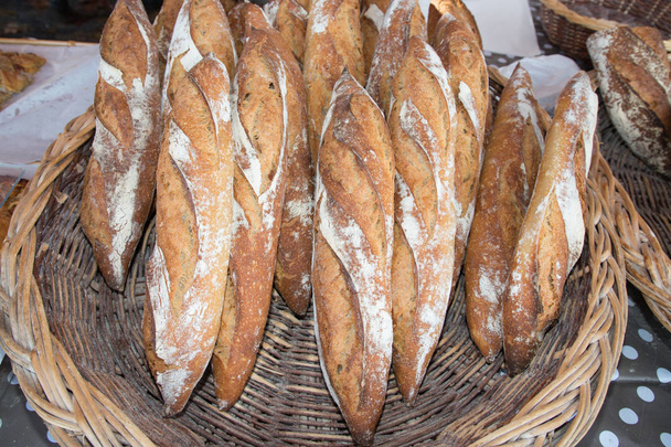 Pão de baguete francês crosty tradicional no mercado de loja de cestas
 - Foto, Imagem