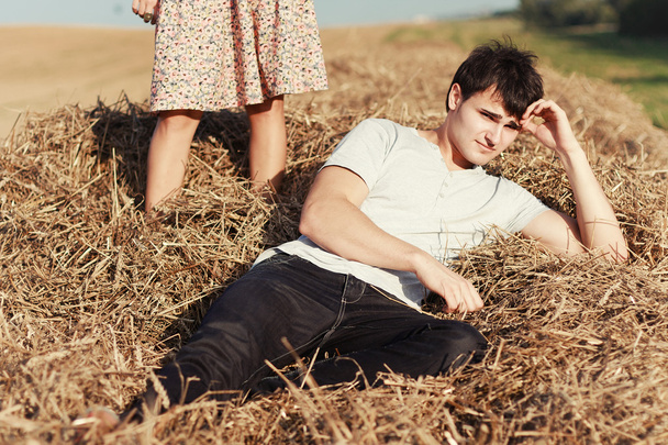 Young boy lying in hay. - Foto, Bild