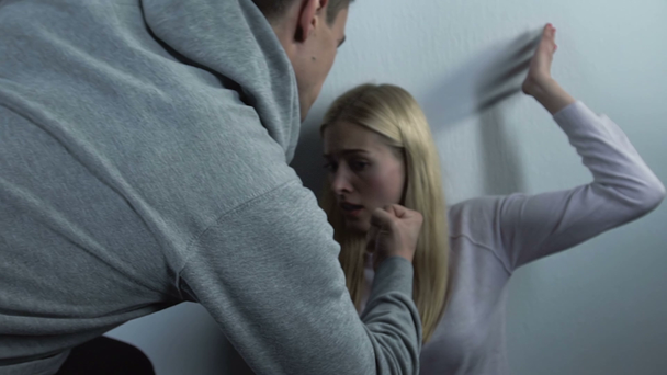 novio borracho amenazando novia con el puño, conflicto de relaciones, peligro
 - Metraje, vídeo