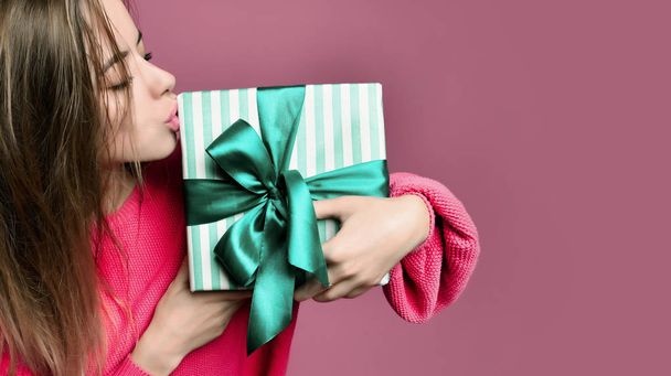 Beautiful young woman hold pastel green color Christmas presents gift box for new year or birthday - Foto, afbeelding