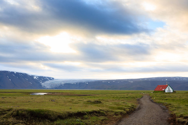 Hvitarvatn エリア、アイスランドの田園風景から一軒屋。アイスランドの風景 - 写真・画像