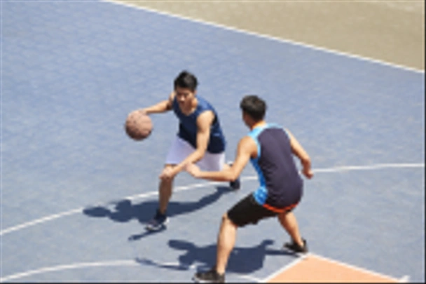 δύο νεαρά ασιατικές μπάσκετ παίκτες παίζουν ένας εναντίον ενός σε υπαίθριο δικαστήριο. - Φωτογραφία, εικόνα