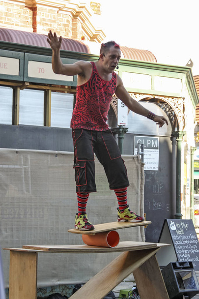 Fremantle, Western Australia - 2011: street performer balancing at Fremantle Street - Foto, imagen