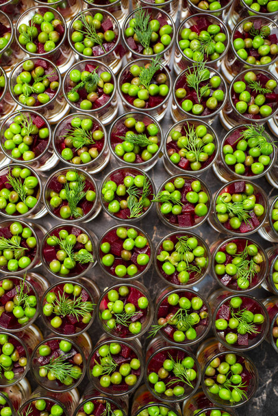 vihreitä herneitä salaattikastikkeessa vihannesten kanssa buffetaamiaisella
 - Valokuva, kuva