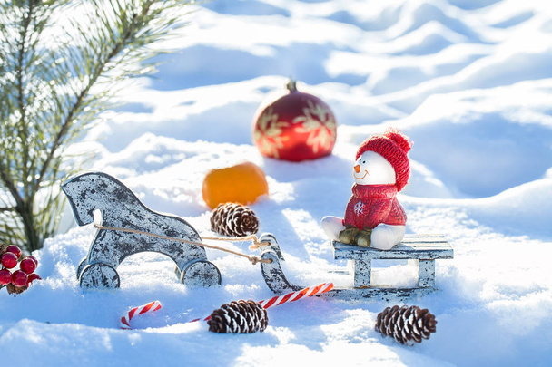 Scène de Noël. bonhomme de neige assis sur un traîneau
 - Photo, image