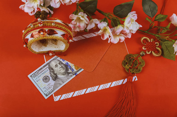 Lucky Money Paquete de dinero en dólares estadounidenses en fondo rojo, concepto de feliz año nuevo chino
, - Foto, imagen