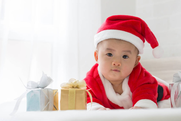 赤ちゃんサンタ ドレスや新年のギフト ボックス - 写真・画像