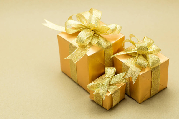 Boże Narodzenie złote pudełko na brązowym tle - Zdjęcie, obraz