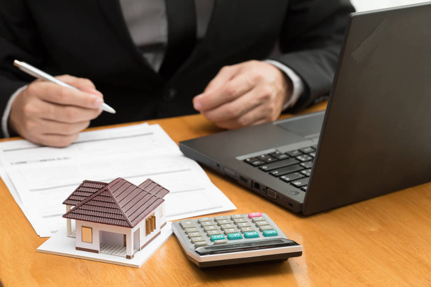 Oficial bancário calcular taxas de juros empréstimo home mensal para comprador
 - Foto, Imagem