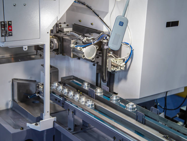 Automatisierung CNC-Drehzentrum Mahine, kleine Einzelmaschinenbearbeitung mit Selbstbeladung - Foto, Bild