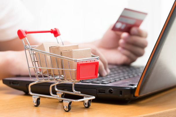 Ręka mężczyzn za pomocą laptopa i zakupu towarów od sprzedawcy w Internecie. zakupy online koncepcja - Zdjęcie, obraz