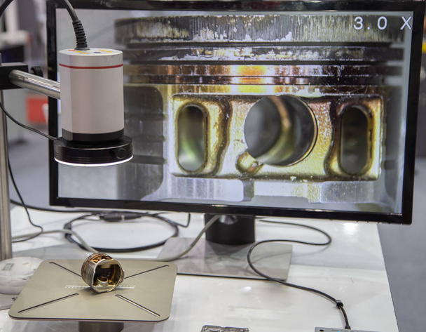 Evaluatie van de oppervlakteruwheid van cilinder van de motor door optische Microscoop - Foto, afbeelding