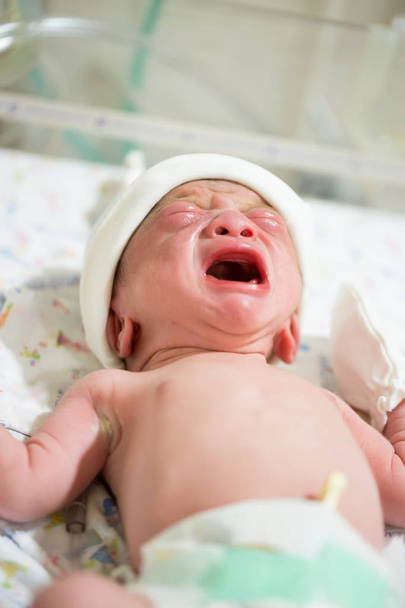 Vastasyntynyt poika itkee ja pikkulapsi huutaa synnytyshuoneessa sairaalassa, Ensimmäiset elinpäivät, aasialainen vauva
 - Valokuva, kuva