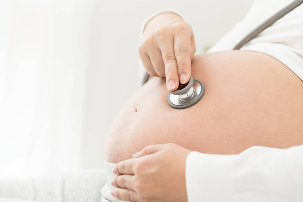 Οι έγκυες γυναίκες κοιλιά και στηθοσκόπιο γιατρού - Φωτογραφία, εικόνα