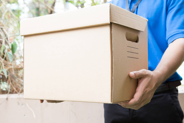 Entrega hombre sosteniendo una caja de paquete
 - Foto, imagen