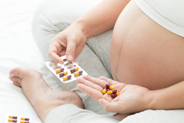 Kapsułki leku i kobiet w ciąży - Zdjęcie, obraz