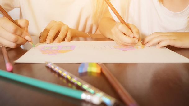 Nainen, jolla on pieni tyttö piirtämässä paperille
 - Valokuva, kuva