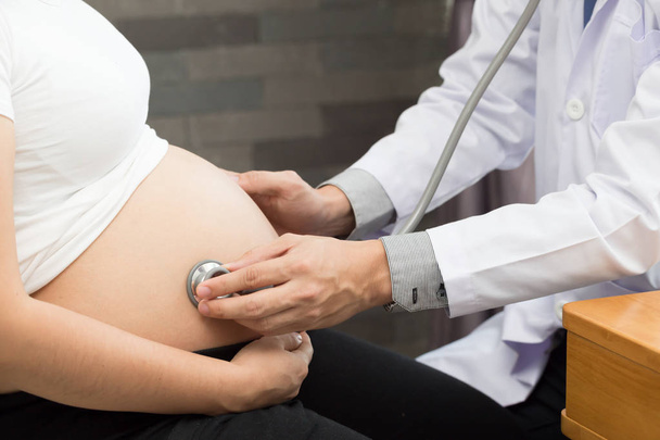 Doktor hamile bir kadını muayene ediyor. - Fotoğraf, Görsel