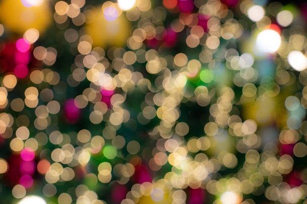 de fokussierte glitzernde Lichter des Weihnachtsbaums Bokeh Hintergrund - Foto, Bild