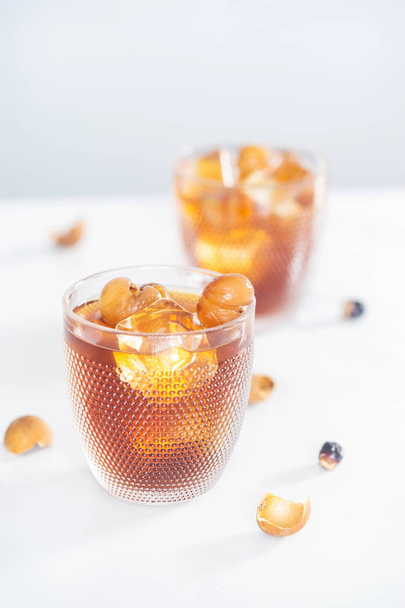 Elicious cocktail gemaakt van longan SAP op tafel. - Foto, afbeelding
