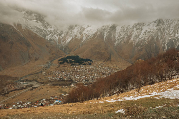 Panoramic beautiful view of the Stepantsminda village in the mountains. Georgia - Foto, Imagem