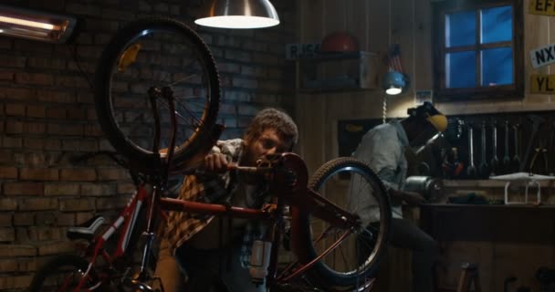 Δύο μηχανικός επισκευή ποδηλάτου - Πλάνα, βίντεο