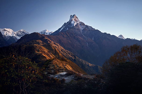 Beau paysage de Himalaya Mountain Fishtail Machapuchare à Mardi Himal treck, Népal
 - Photo, image