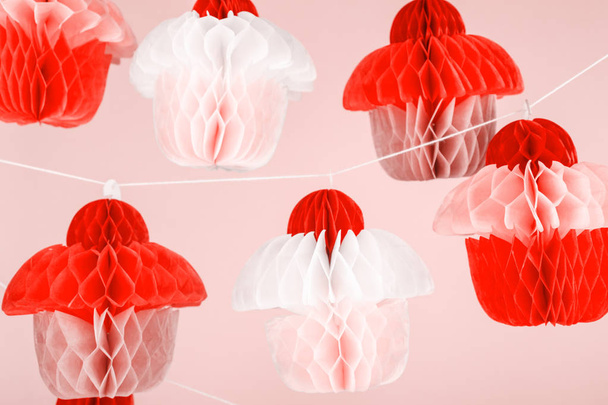 Papier cupcakes feest decoratie. De concept van de partij van de vakantie. Horizontaal. Levend koraal thema - kleur van het jaar 2019 - Foto, afbeelding