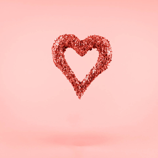 Glitzerherz auf rosa Hintergrund. Valentinstag und Liebeskonzept. Platz. lebende Korallen Thema - Farbe des Jahres 2019 - Foto, Bild