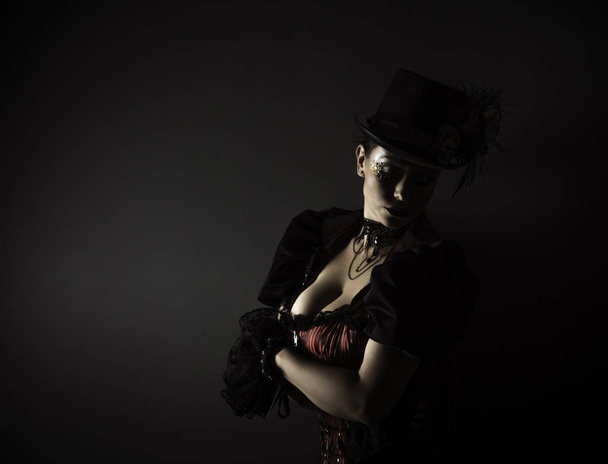 Steampunk ya da Retro tarzında Genç Bir Kadının Duygusal Portresi. Stüdyo çekimi. Siyah Arkaplanda Model - Fotoğraf, Görsel