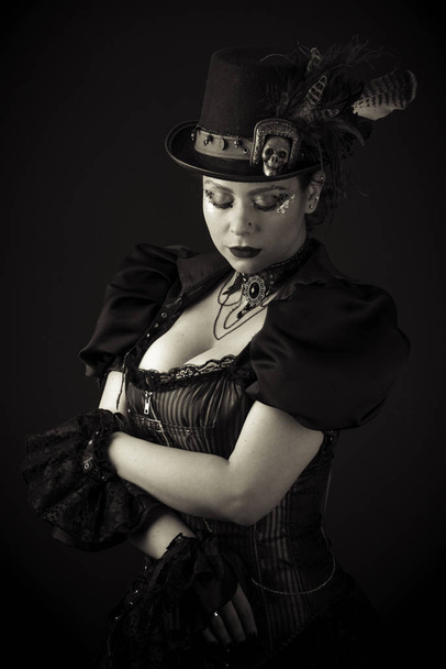 Érzelmi portré fiatal nő Steampunk vagy Retro stílusban. Stúdió felvétel. Modell a fekete háttér - Fotó, kép