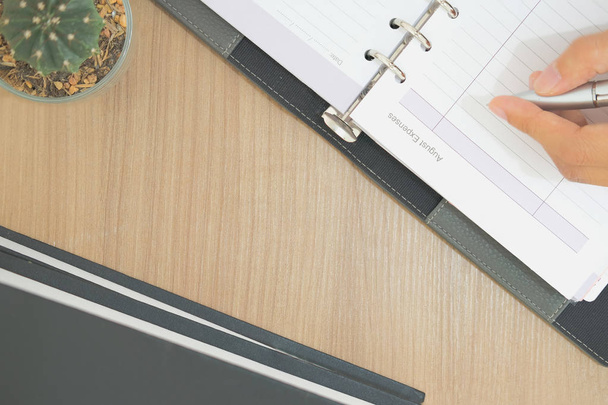 notebook könyv a fából készült íróasztal-táblázat. irodai munkahely felülnézet. oktatási koncepció. zamatos kaktusz növény pot - Fotó, kép