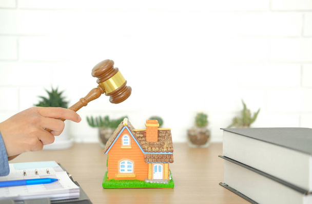 Avukat mahkeme ev modeli çalıyor Yargıç tokmak ile. Emlak anlaşmazlık ve mülkiyet Müzayede kavramı - Fotoğraf, Görsel