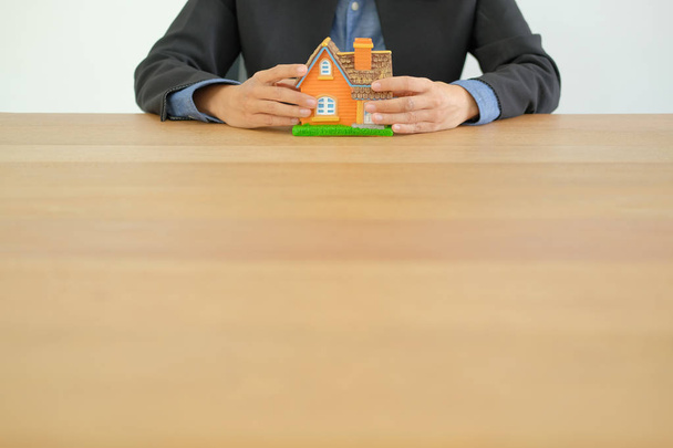 Real estate agent ingatlanügynök ház modell. értékesítés, bérbeadás ingatlan vásárlás - Fotó, kép