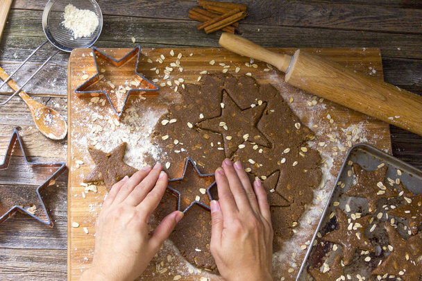 Hacer galletas de avena estrella en la cocina antes de Navidad para Papá Noel
 - Foto, imagen