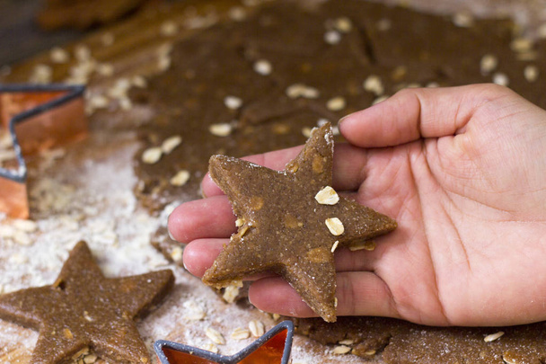 Making Star Kaura Joulu Evästeet keittiössä ennen joulua Santa
 - Valokuva, kuva