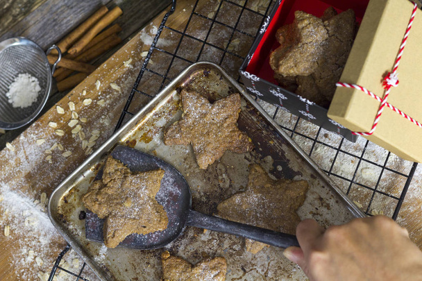 Biscuits de Noël Cadeau prêt pour les amisFamille Biscuits de Noël hors du four pour les amis et les enfants avec du sucre en poudre
 - Photo, image