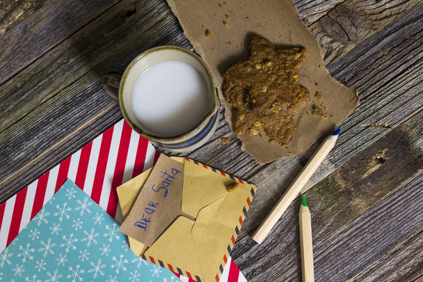 Παιδί cookies Χριστούγεννα παιχνίδι επιστολή και βρώμη με γάλα καρύδας για το Santa και μπλε και πράσινο χρώμα - Φωτογραφία, εικόνα